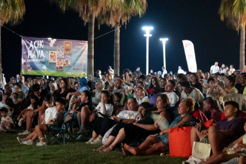 Büyükşehir Çocuklara “Yukarı Bak” Filmiyle Sahilde Sinema Keyfi Yaşattı