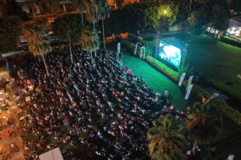 Büyükşehir Çocuklara “Yukarı Bak” Filmiyle Sahilde Sinema Keyfi Yaşattı